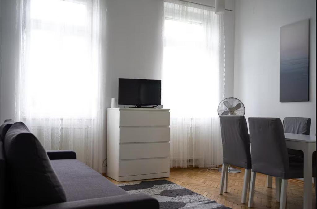 Televízia a/alebo spoločenská miestnosť v ubytovaní Haus Max