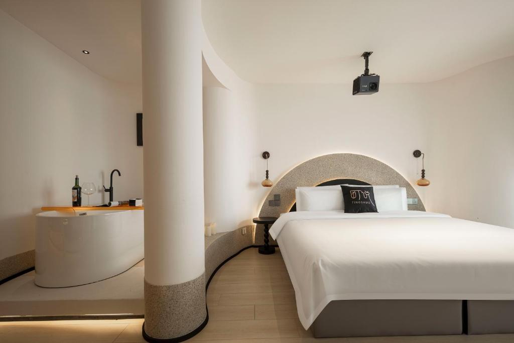 Postel nebo postele na pokoji v ubytování Town Designer B&B