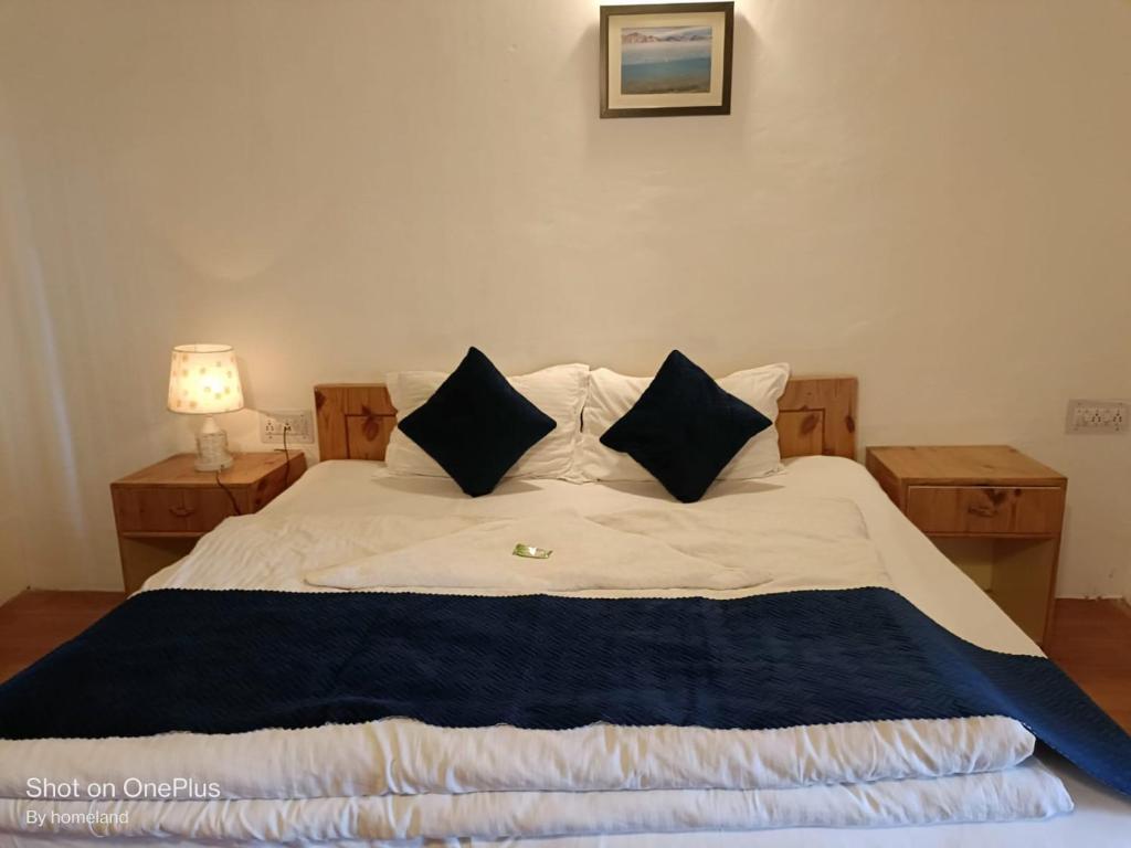 Postel nebo postele na pokoji v ubytování yangphel house