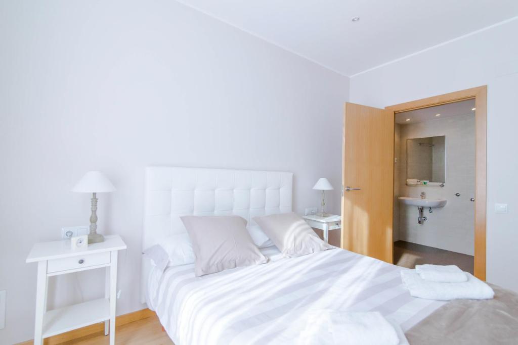 Posteľ alebo postele v izbe v ubytovaní Pelayo Deluxe Apartments