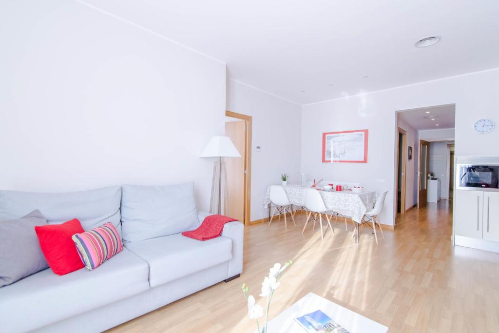Televízia a/alebo spoločenská miestnosť v ubytovaní Pelayo Deluxe Apartments