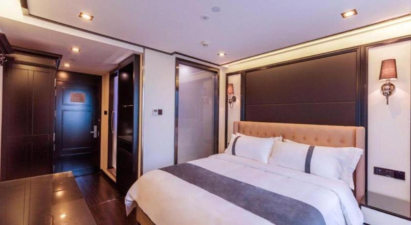 a bedroom with a large bed in a room at Xana Hotelle Xiamen Airport Zone Government in Xiamen