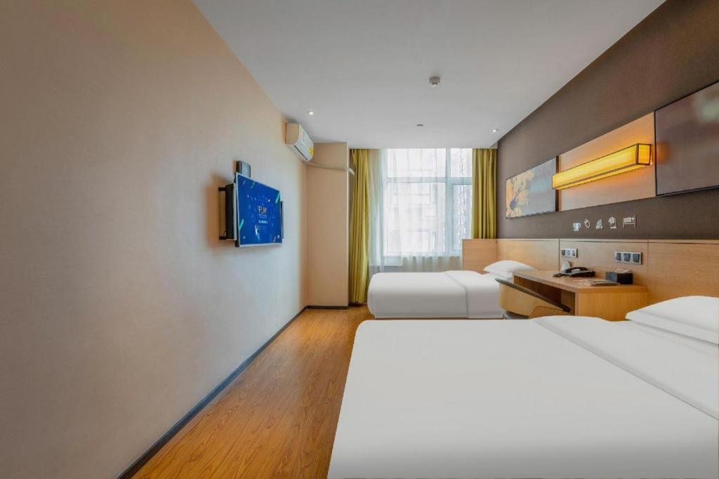 Postel nebo postele na pokoji v ubytování IU Hotels Xinzhou Bus Terminal