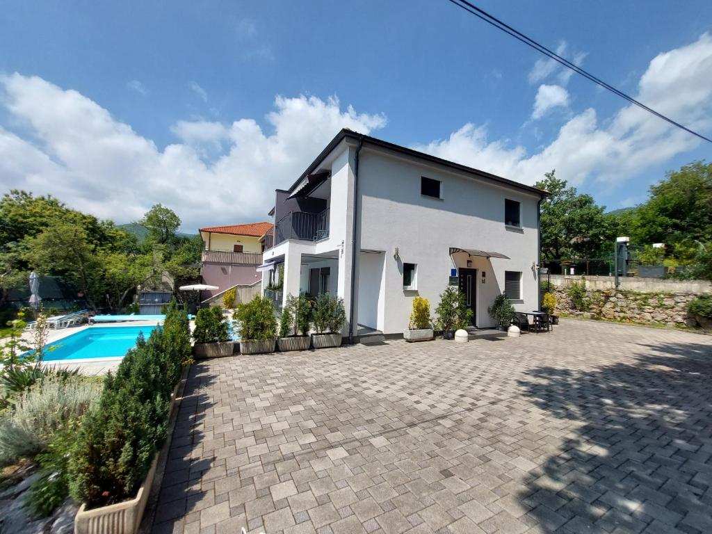 Basen w obiekcie Villa Madlen lub w pobliżu