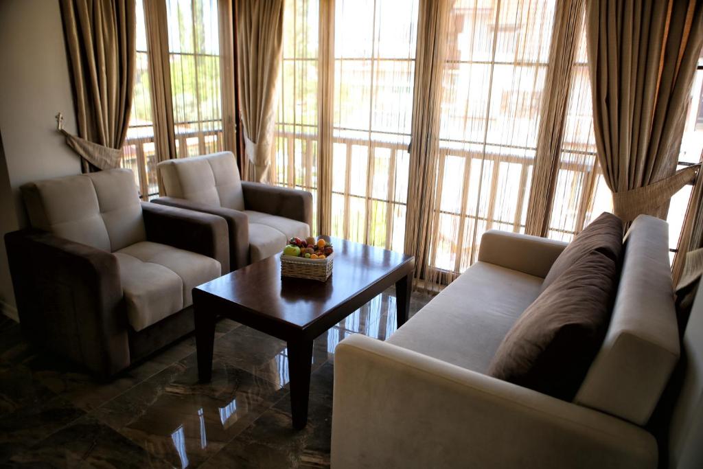 Uma área de estar em Venus Suite Hotel