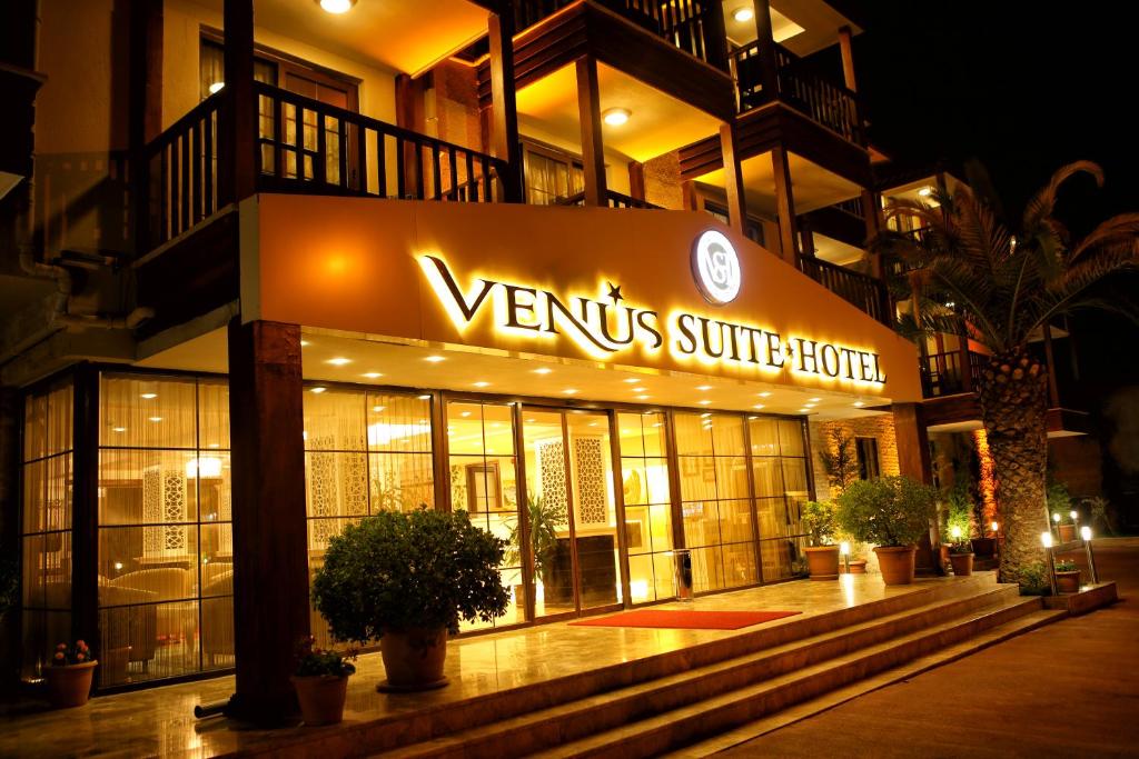 Hotel aventis Sutter jest oświetlony nocą. w obiekcie Venus Suite Hotel w mieście Pamukkale