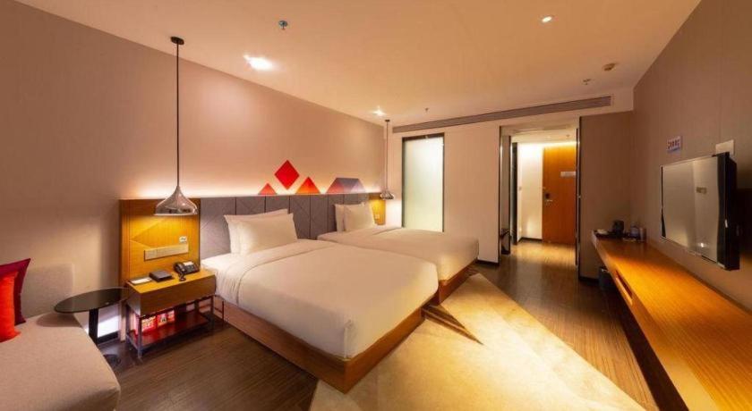 Cama o camas de una habitación en Borrman Hotel Zhanjiang Xuwen Port Terminal