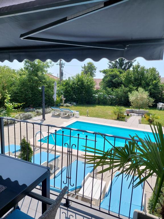 Basen w obiekcie Villa Madlen lub w pobliżu