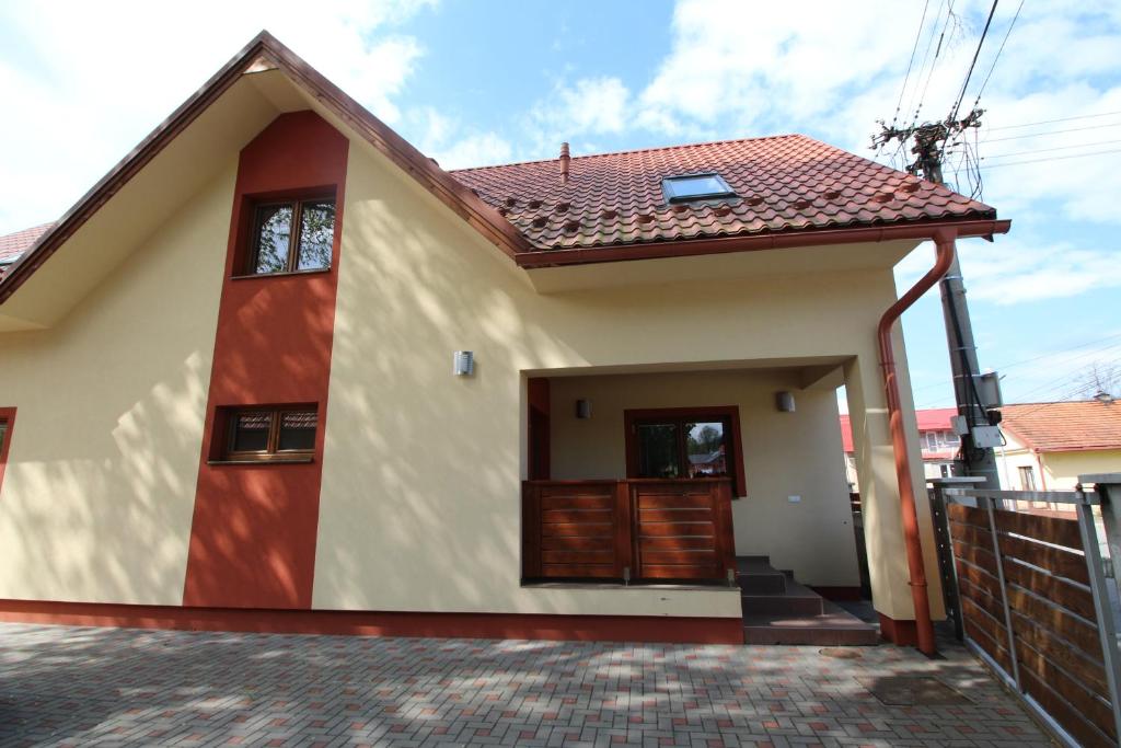 una casa con techo rojo en Villa Lienka, en Bešeňová