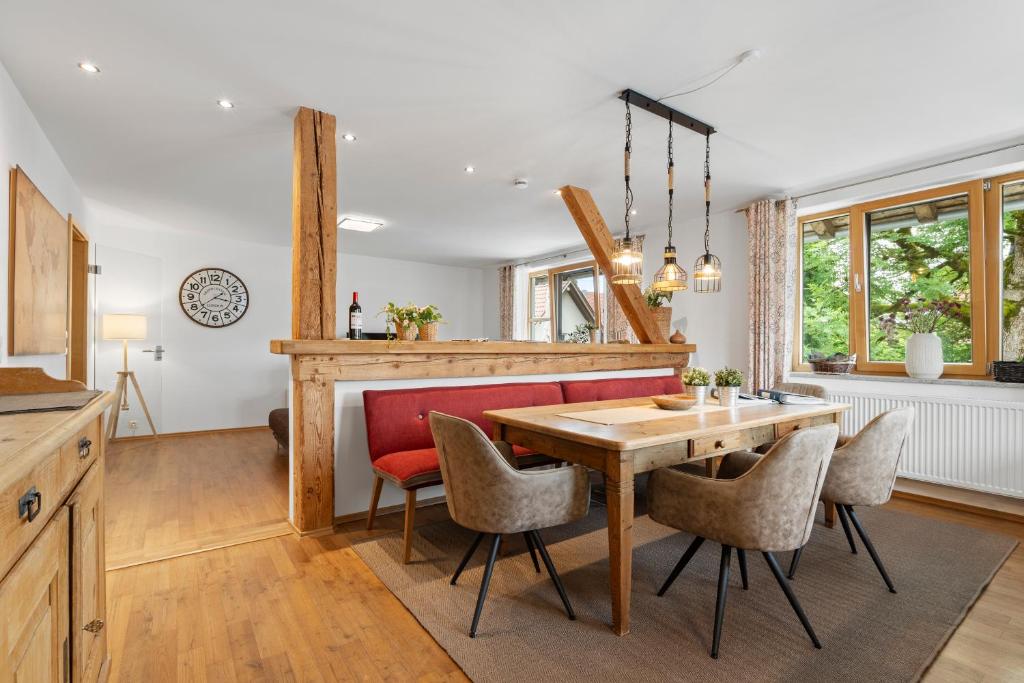 a kitchen and dining room with a wooden table and chairs at Fe Wo Brunnen - 120 qm -Quiet location - lots of nature - grosser Balkon und Garten - 3D Rundgang verfügbar in Memmingen