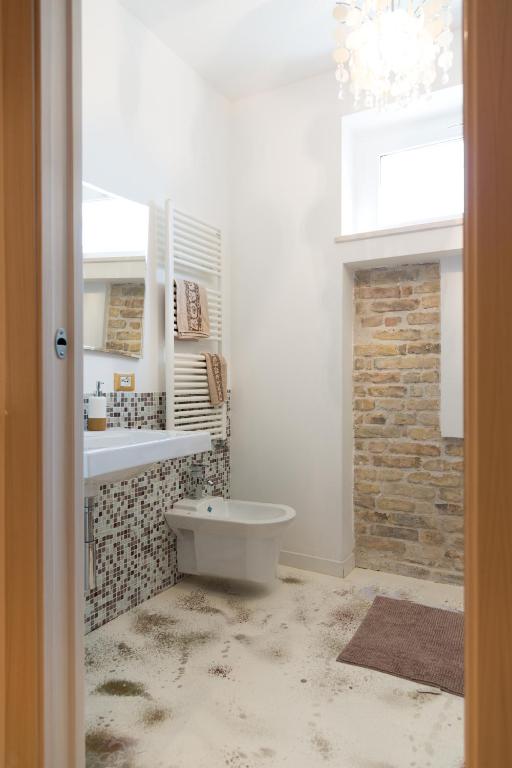 A bathroom at Guest House Le Acacie