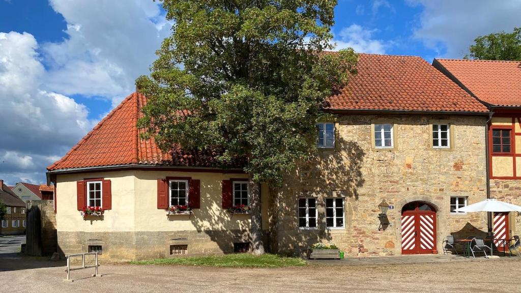 UnslebenにあるAlte Brauerei am Wasserschlossの前に木がある建物