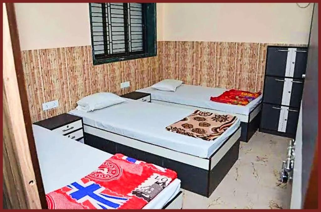 Postel nebo postele na pokoji v ubytování !! KOLKATA Dev Guest House #Howrah Kolkata Near Railway Station - Free Wifi - Fully Air Conditioned - Good and Spacious Room - Excellent Service Recommended Hotel