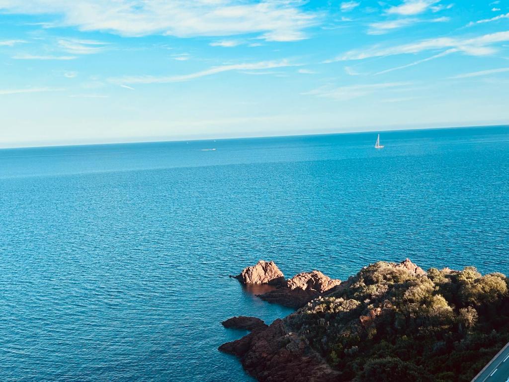 Gallery image of Cap Esterel - Duplex avec 2 terrasses dont une tropezienne, piscines et loisirs in Saint-Raphaël
