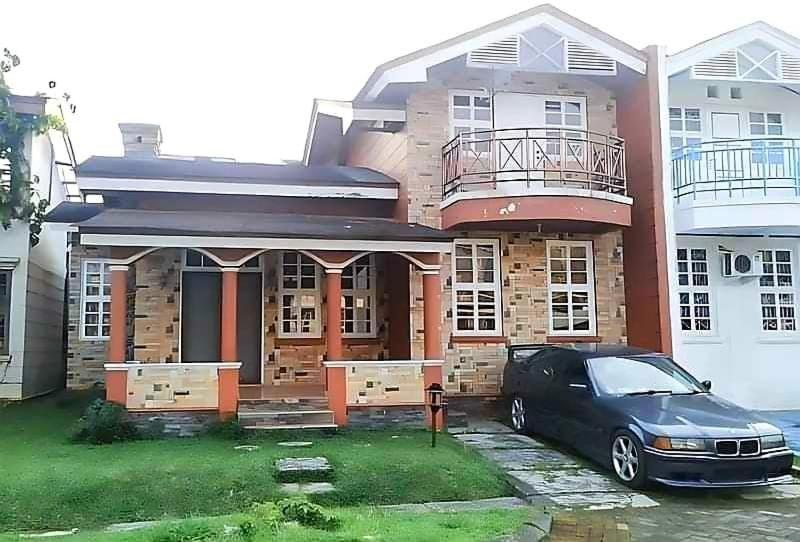 a car parked in front of a house at Villa Kota Bunga Q4-17 in Cikundul