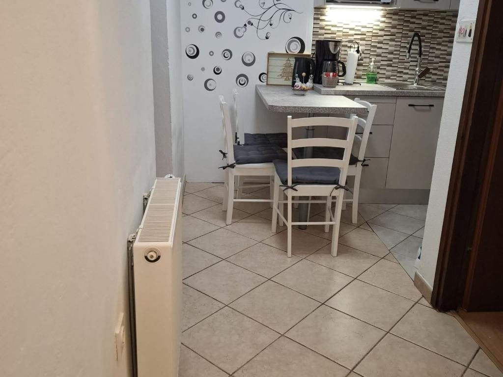 Apartments Luka & Leona - Two Bedroom Apartment with Balcony Luka