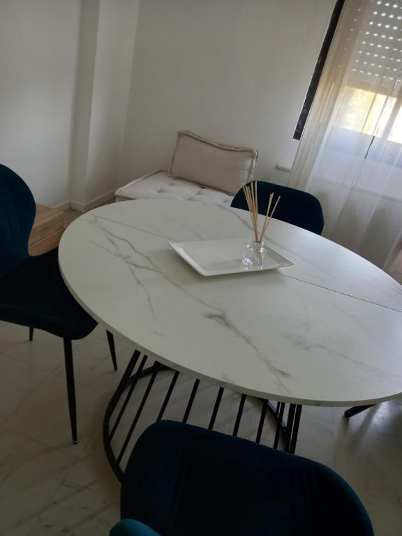 une table blanche dans une pièce avec des chaises et un canapé dans l'établissement Ideale location Festival interceltique, à Gare des Brotteaux