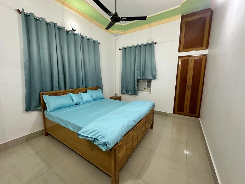 Postel nebo postele na pokoji v ubytování Royal Living in Maan Mahal 2BHK 202