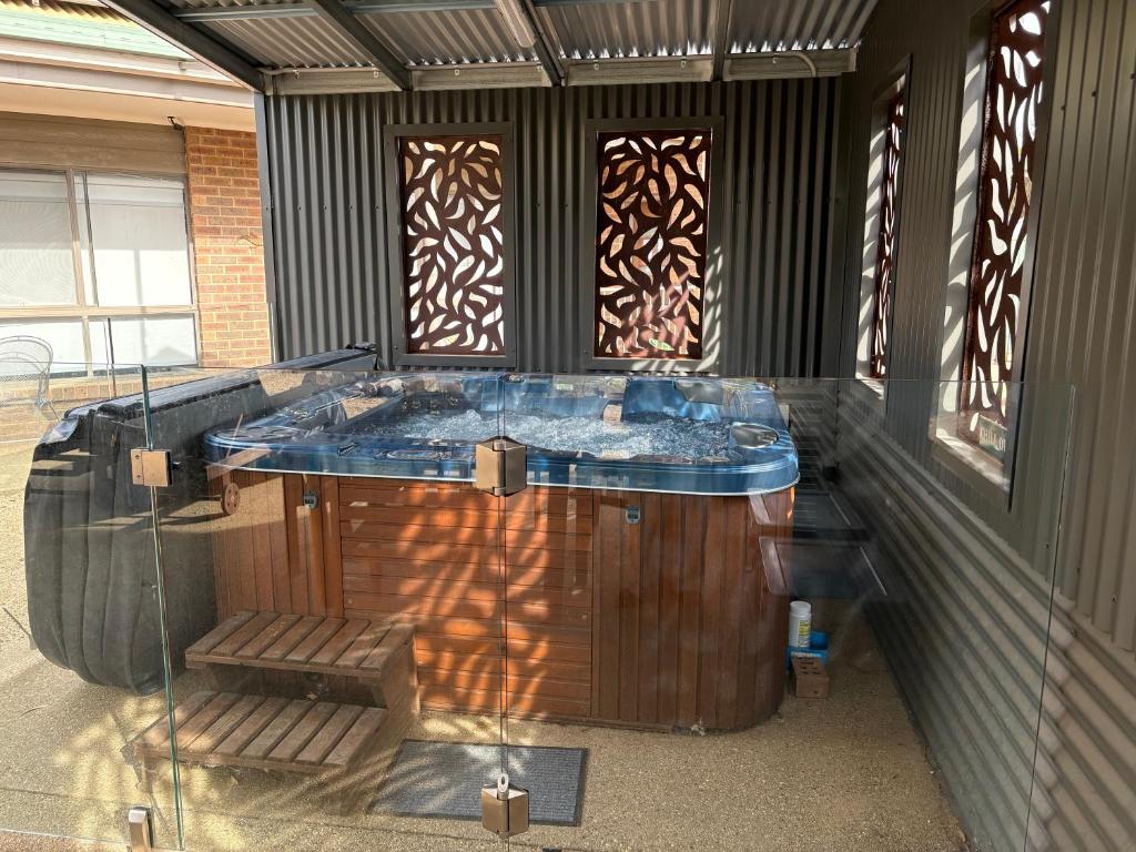 Restaurace v ubytování Semi-private half house with games room & outdoor jacuzzi in Maiden Gully, Bendigo