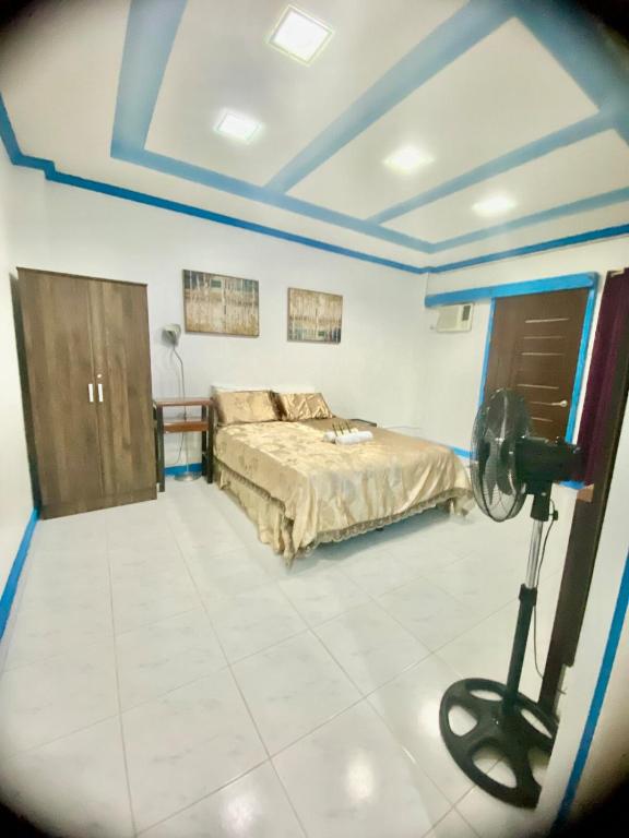 ein Zimmer mit einem Bett und einer Kamera darin in der Unterkunft Studio Room in Panabo BDR BR KTCHN 