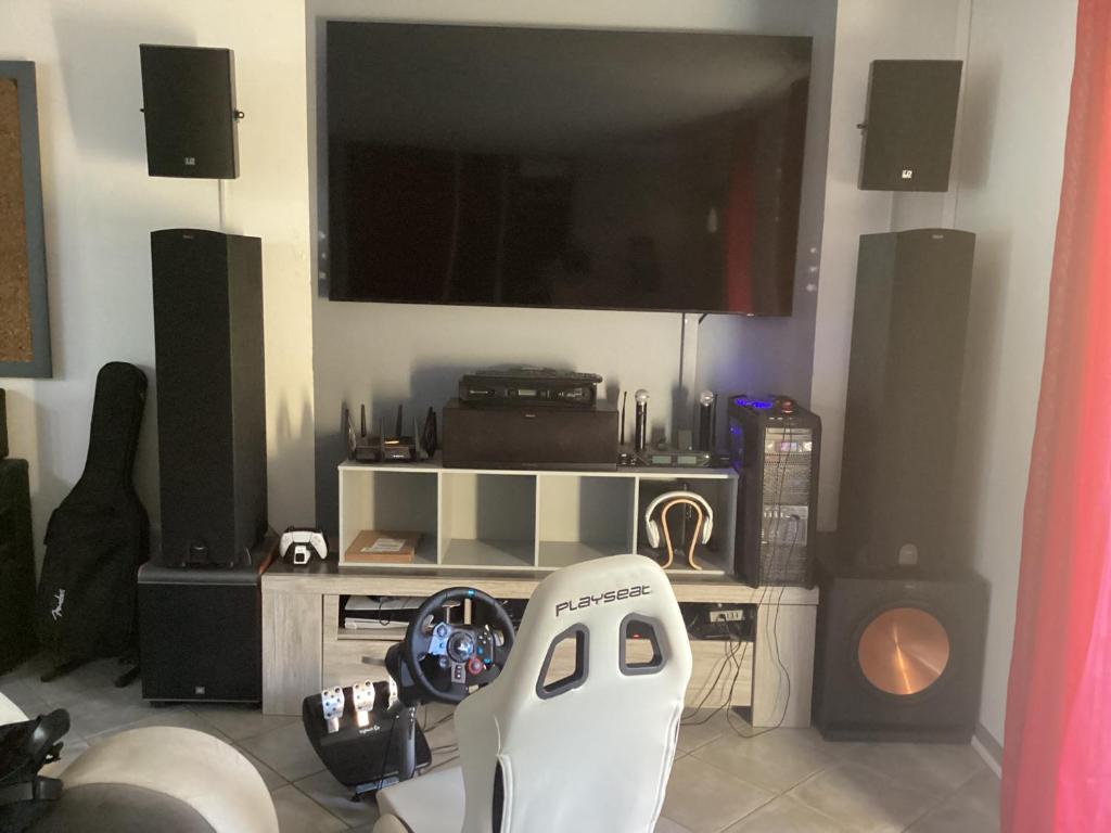 a room with a flat screen tv and a robot at MAISON PRIVÉE AVEC PISCINe in Beaurepaire