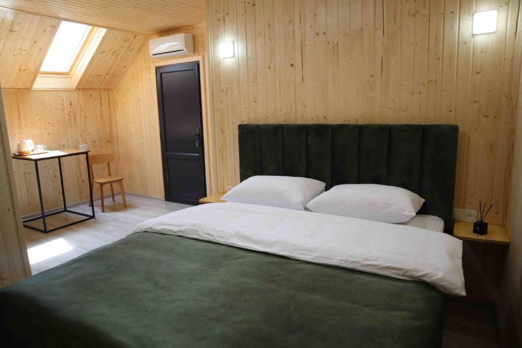 Postel nebo postele na pokoji v ubytování Aqua Hotel