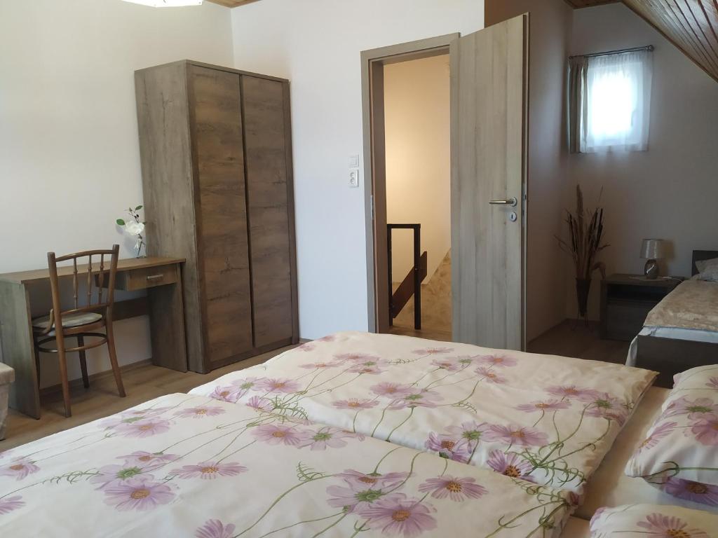 A bed or beds in a room at Mogyorósi Apartman