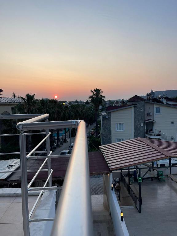 Východ nebo západ slunce při pohledu z hotelu nebo okolí