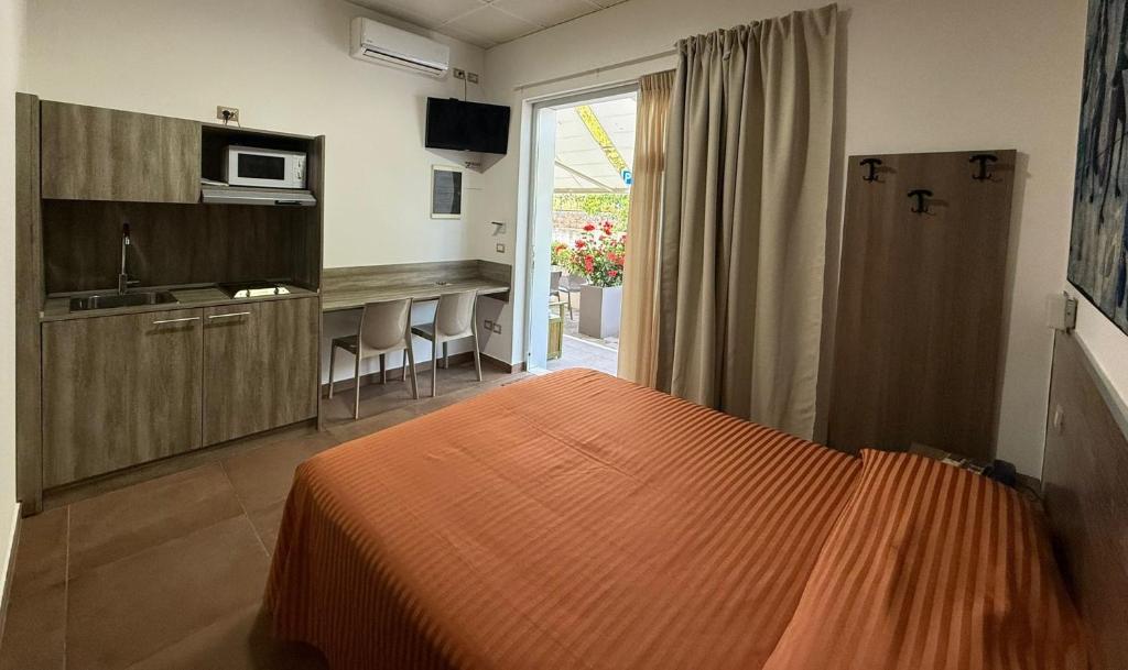 Postel nebo postele na pokoji v ubytování Hotel Miramare Dipendenza