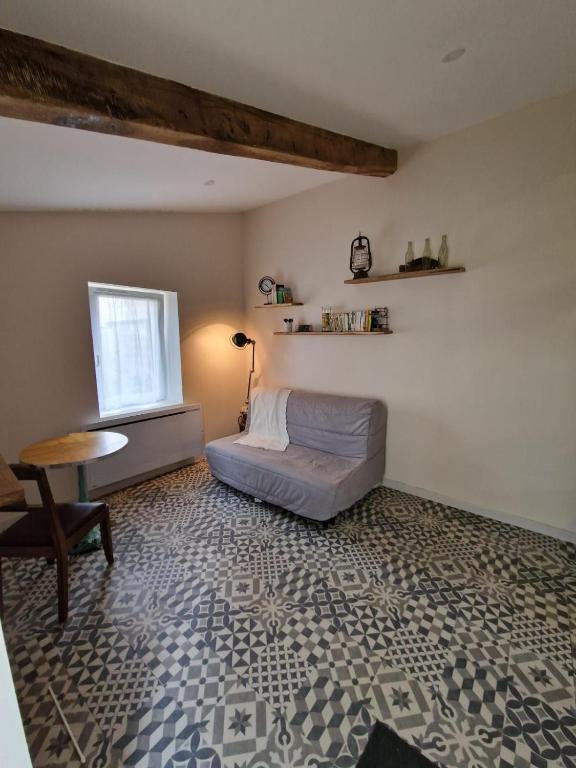 une chambre avec un lit, une table et une fenêtre dans l'établissement Dependance, à Touvre