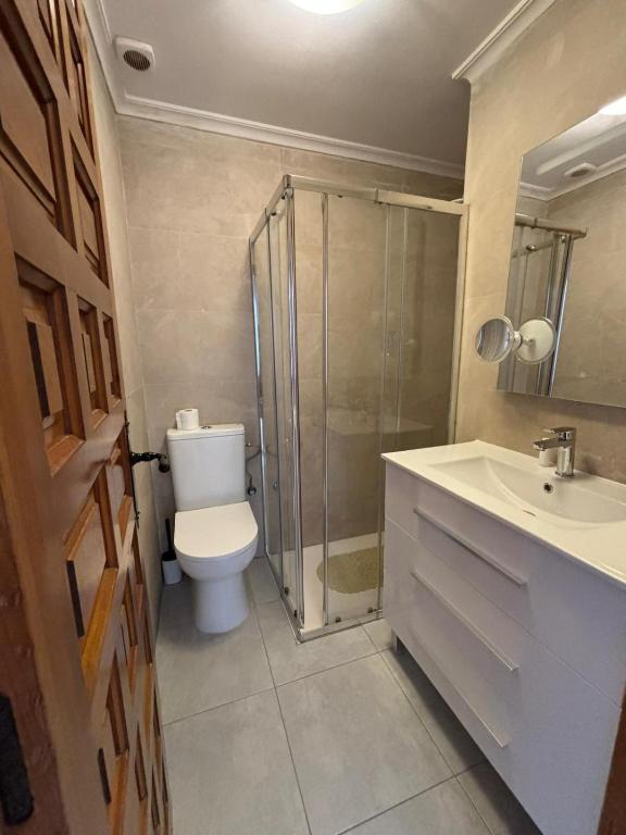 Koupelna v ubytování Apartamento con jardín piscina y parking