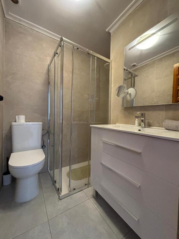 Koupelna v ubytování Apartamento con jardín piscina y parking