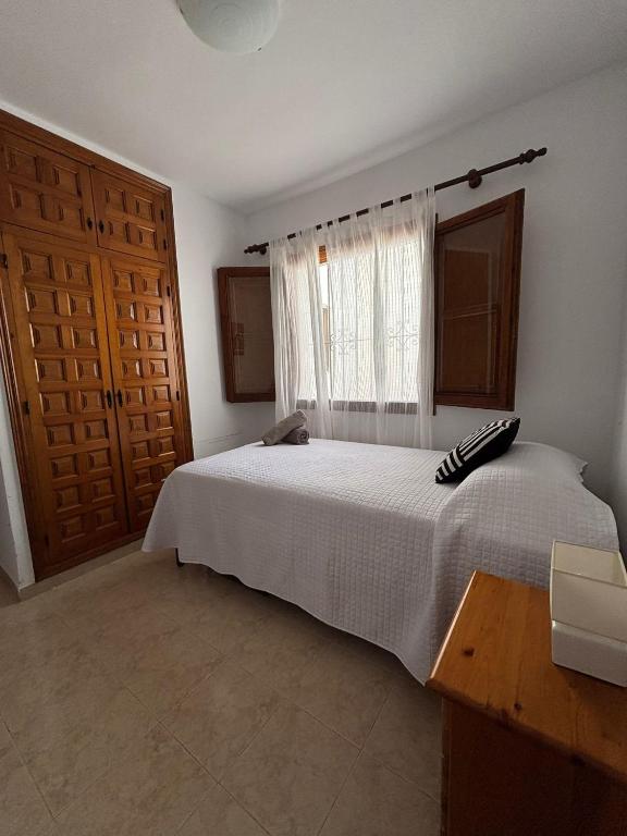 Postel nebo postele na pokoji v ubytování Apartamento con jardín piscina y parking