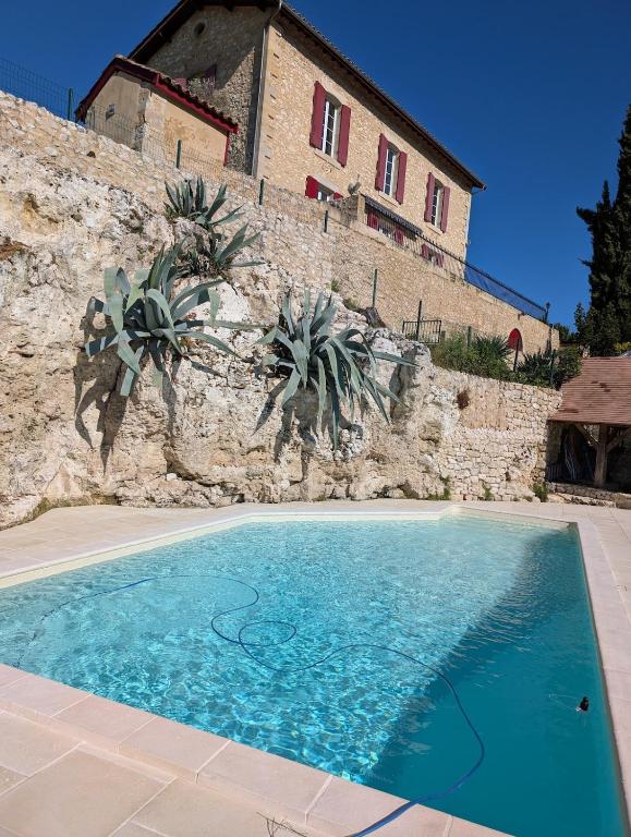 Maison de campagne 4 couchages avec piscine et lacs
