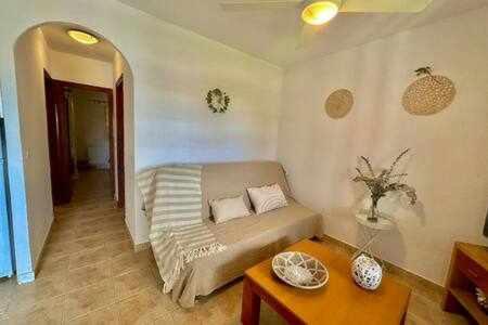Posezení v ubytování SON BOU Apartamento en planta baja junto la playa
