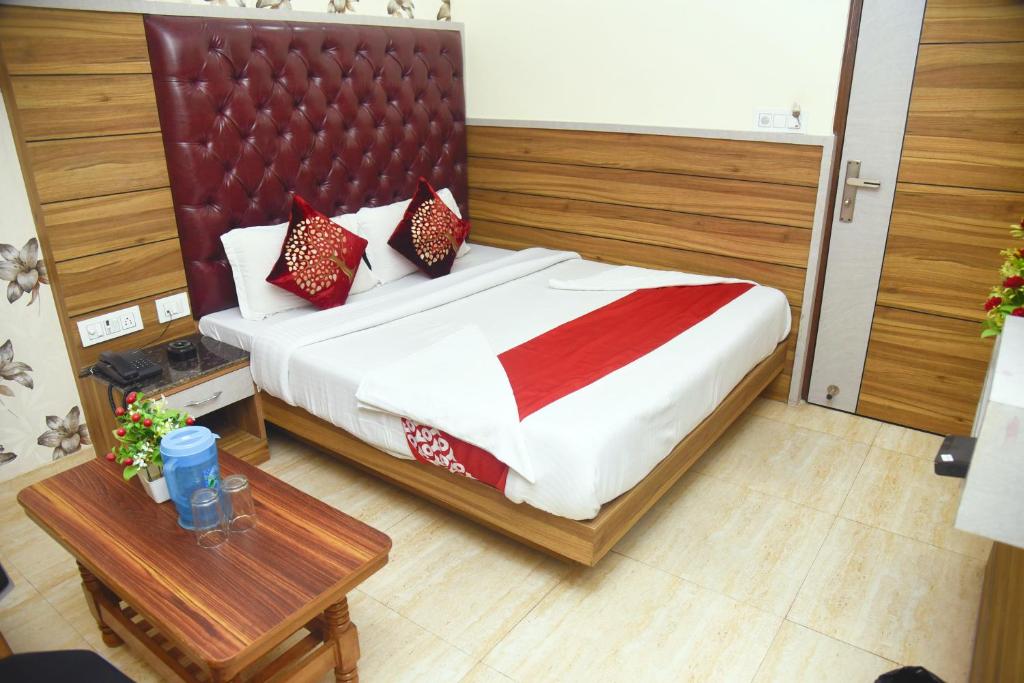 Postel nebo postele na pokoji v ubytování Capital Of Delhi Darshan Hotel
