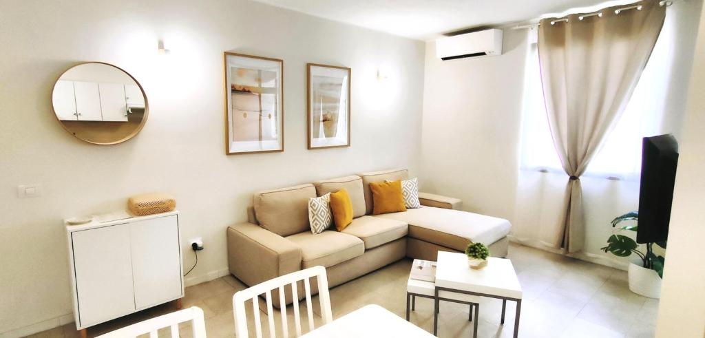 una sala de estar con un sofá y una mesa en Casa Nature, en Playa de Santiago