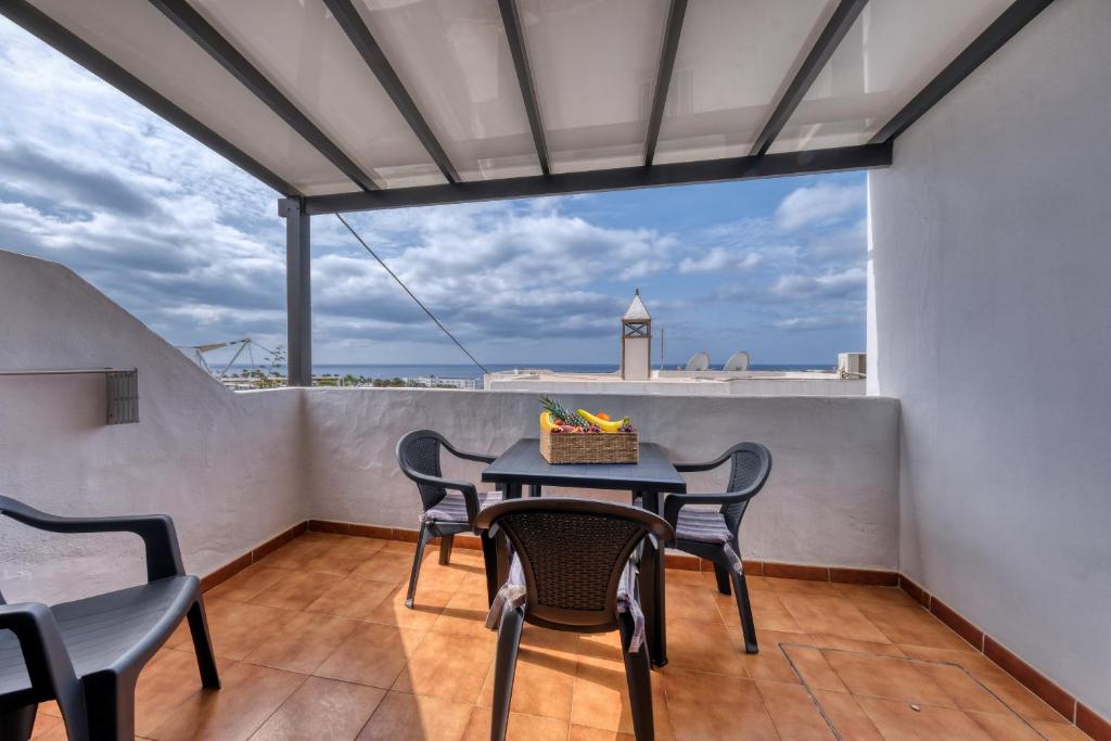 En balkon eller terrasse på Bungalow La Marisma - By Lanzarote Vacation Homes