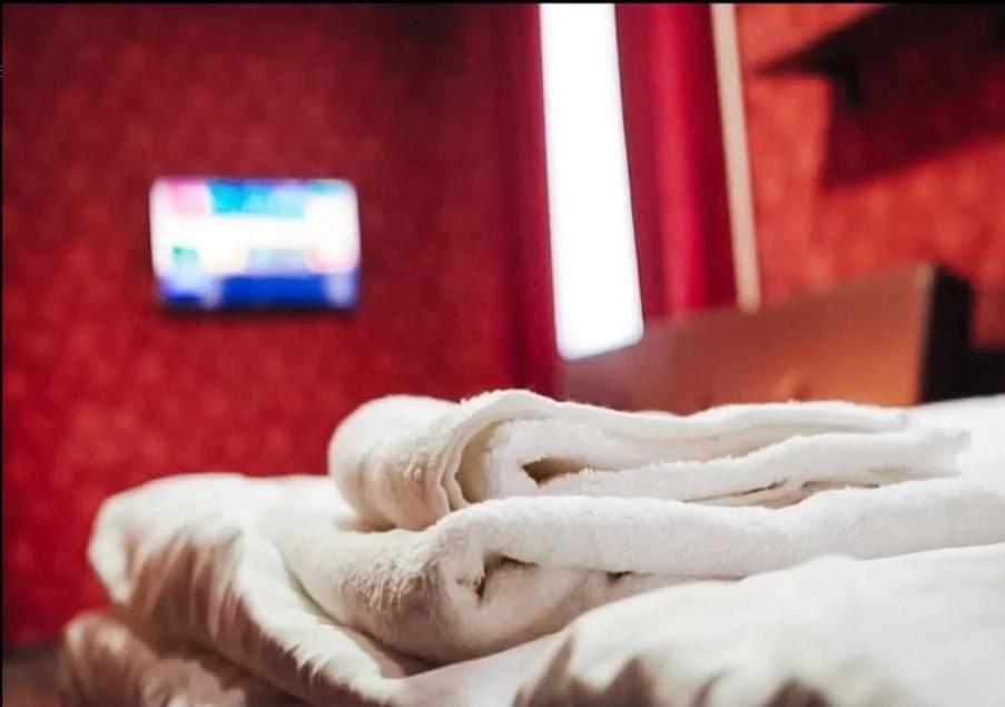 Postel nebo postele na pokoji v ubytování Long haul hotel