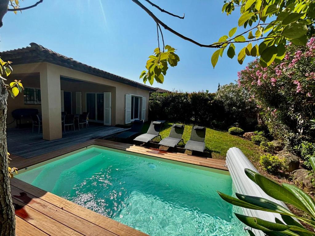 - une piscine avec des chaises à côté d'une maison dans l'établissement Villa Marina Rossa - plage à pied, à Lecci
