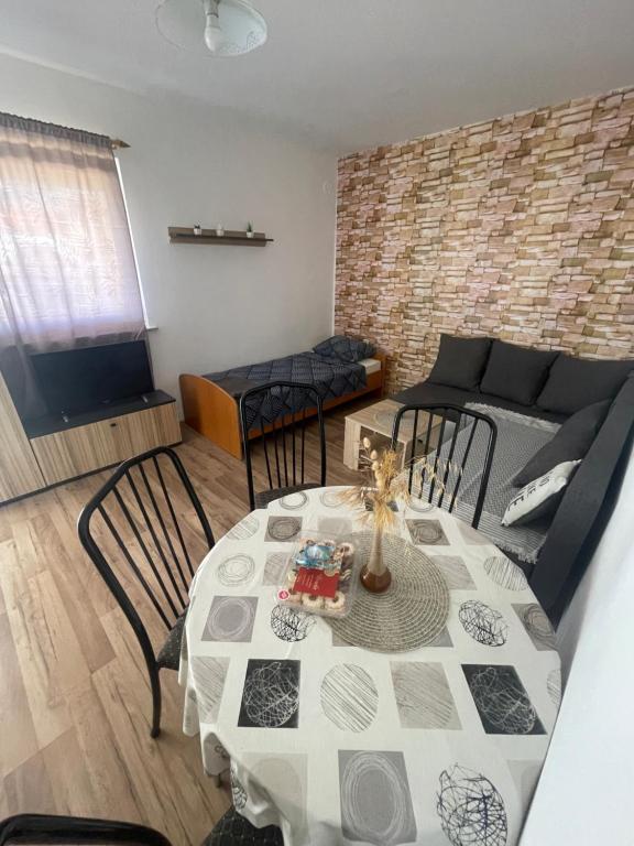 Posedenie v ubytovaní Apartmani Caganić Villa Bledi