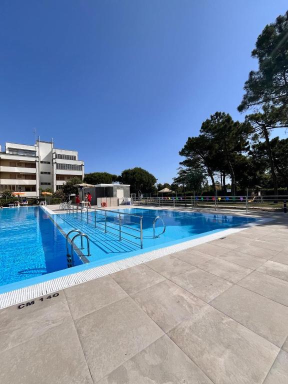 Bazén v ubytování Complesso Mosaico NON FORNISCE PRESTAZIONI DI CARATTERE ALBERGHIERO, appartamenti arredati come da foto, Per il Check in Agenzia Ferro Viale Francesco Petrarca 391 lido Adriano Ra nebo v jeho okolí