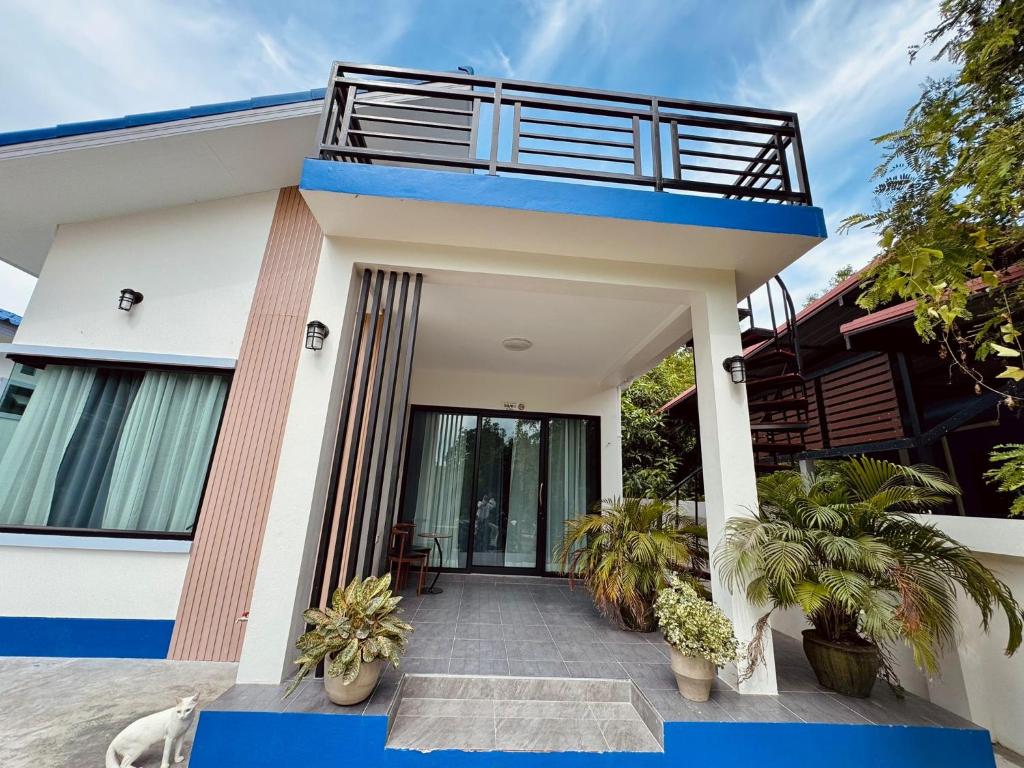 トンサラにあるSanguan Villa - Coconut Laneの青白の外観の家