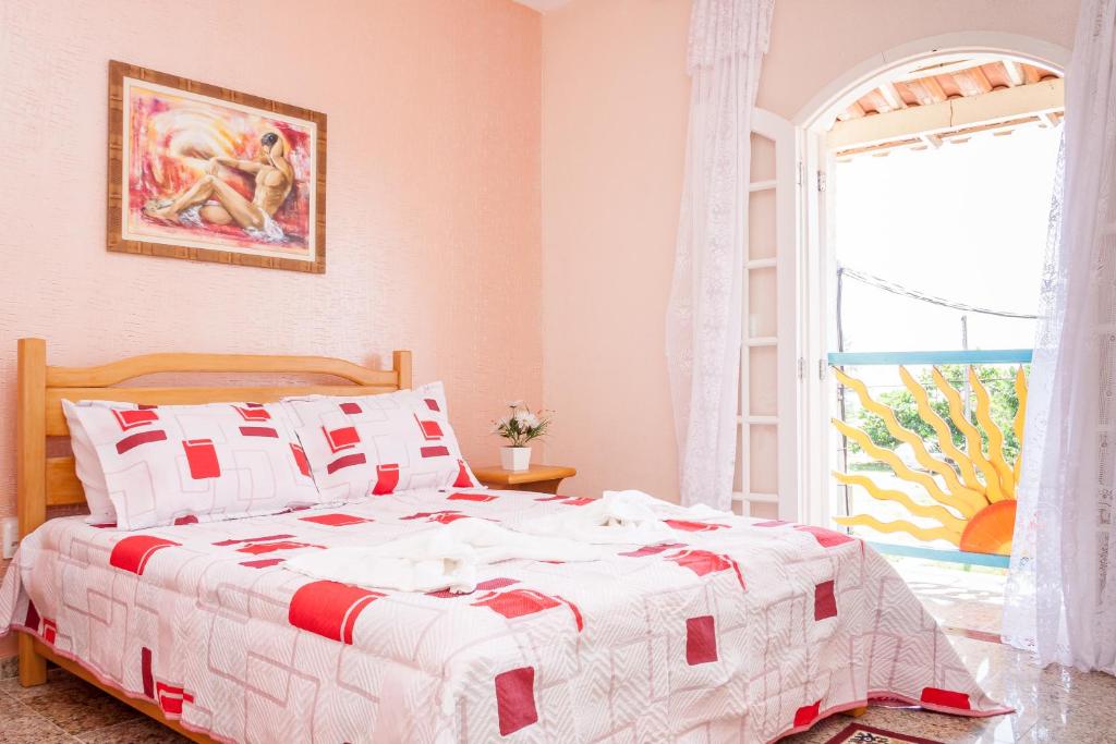 Schlafzimmer mit einem Bett und einem Fenster in der Unterkunft Casa Pedro in Búzios