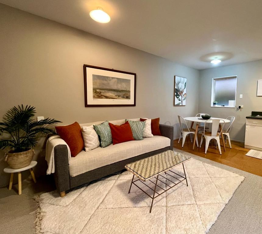 メスベンにあるSweet Methven Getaway - Two Bedroom Apartmentのソファとテーブルのあるリビングルーム