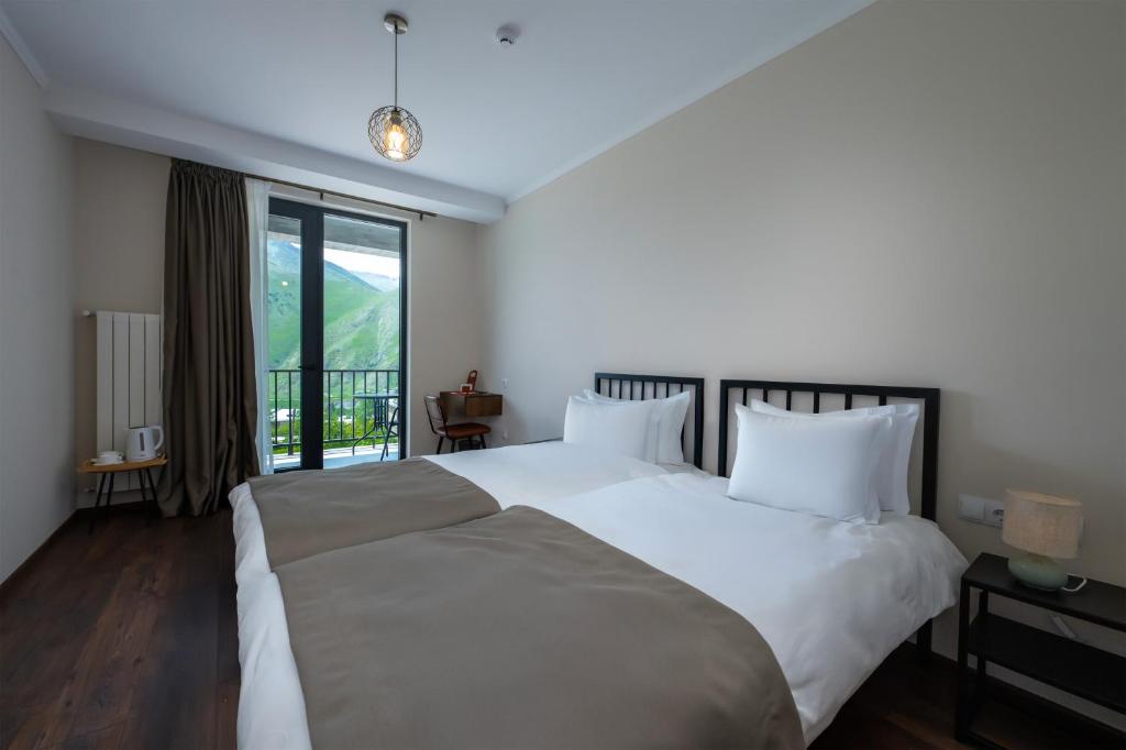 Ένα ή περισσότερα κρεβάτια σε δωμάτιο στο Residence Kazbegi