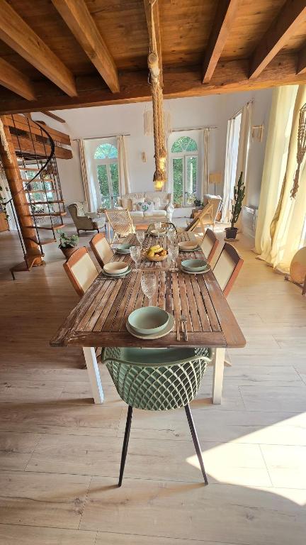 une salle à manger avec une table et des chaises en bois dans l'établissement Maison Essentielle, à Tournon-sur-Rhône