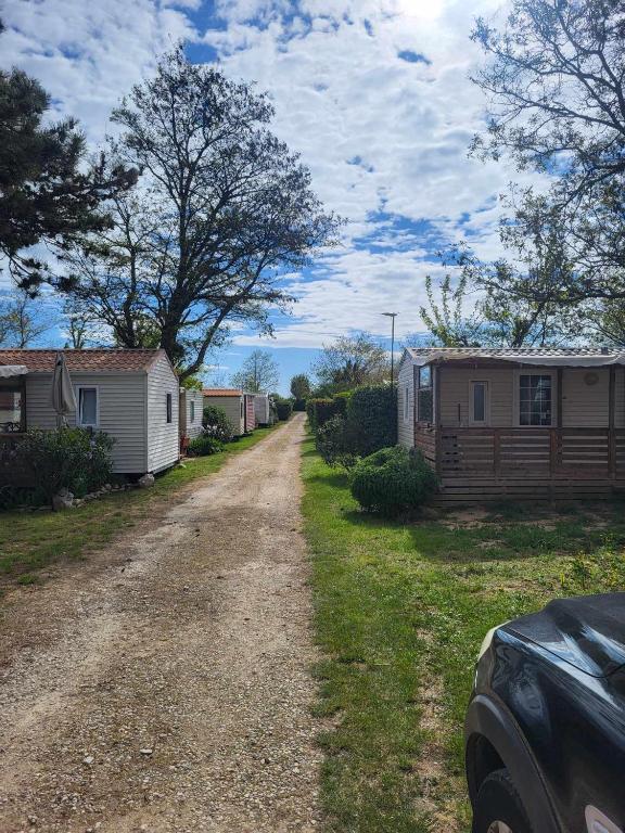 un chemin de terre à côté d'une maison et d'une voiture dans l'établissement Vidil home, à Saint-Remèze
