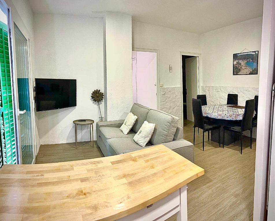 Televízia a/alebo spoločenská miestnosť v ubytovaní Apartment Tamariu Elvira just 200m far from the Beach