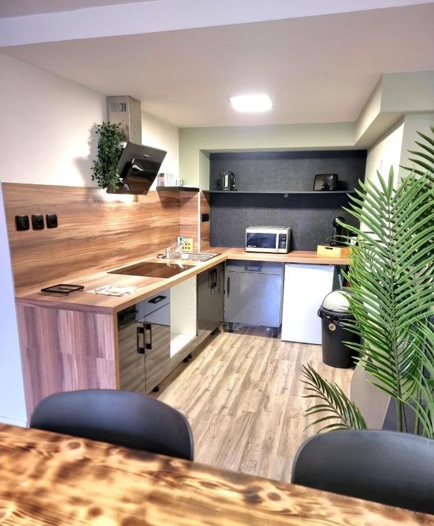 une cuisine avec un comptoir et une table avec des chaises dans l'établissement New Triplex Casanna Vieille Ville, à Pont-à-Mousson